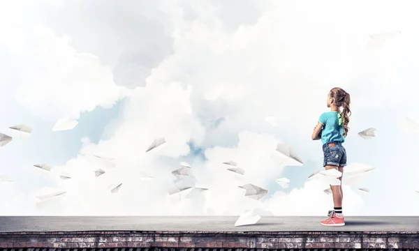 Sevimli Kız Etrafında Uçan Çatı Kağıt Uçaklar Binasında Ayakta — Stok fotoğraf