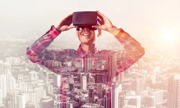 Hombre Joven Con Auriculares Realidad Virtual Gafas Sobre Fondo Paisaje —  Fotos de Stock