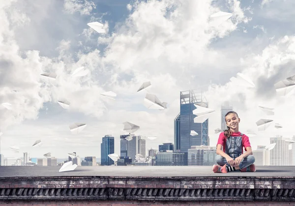 Menina Bonito Sentado Telhado Edifício Olhando Para Câmera — Fotografia de Stock