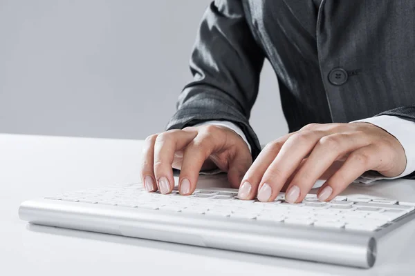 Avslutning av forretningskvinnes håndskrift på tastatur med mus på – stockfoto