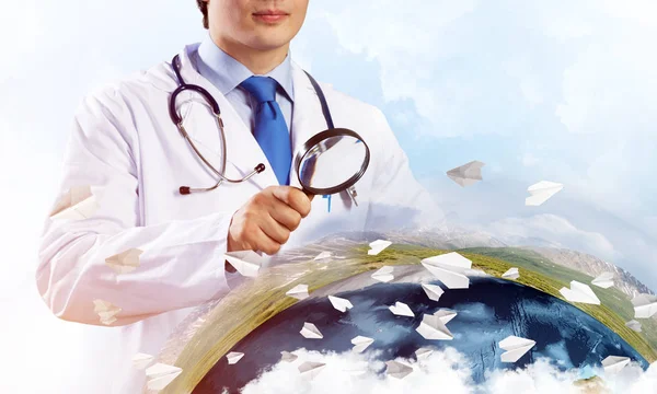 Beyaz Tıp Üniformalı Büyüteç Seyir Arka Plan Üzerinde Bulutlu Gökyüzü — Stok fotoğraf