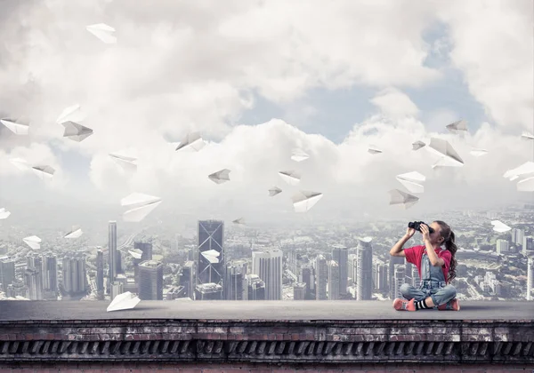 Menina Bonito Idade Escolar Construção Telhado Olhando Binóculos — Fotografia de Stock