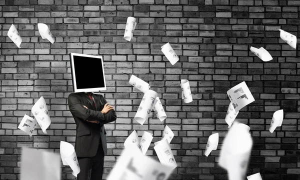 Empresário com monitor em vez de cabeça. — Fotografia de Stock