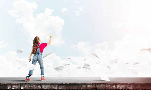 Mignon Heureux Enfant Fille Sur Construction Top Jouer Avec Papier — Photo