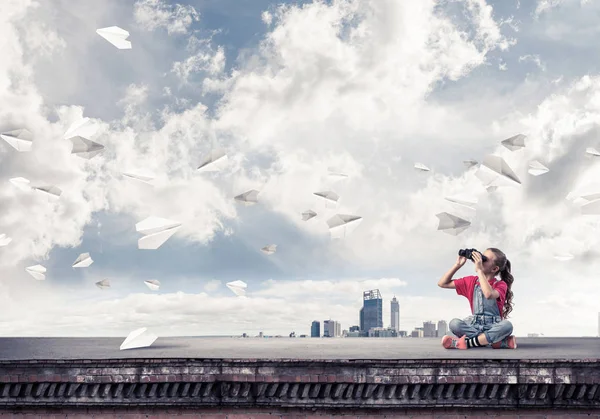 Schattig Meisje Van School Leeftijd Gebouw Dak Kijken Verrekijker — Stockfoto