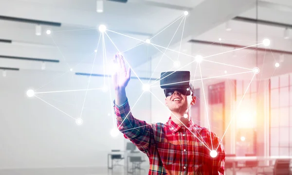 Jonge Man Met Virtual Reality Headset Bril Achtergrond Van Verbinding — Stockfoto