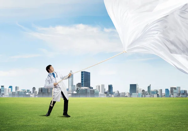 Tiro Horizontal Del Joven Médico Uniforme Médico Blanco Tirando Tela — Foto de Stock