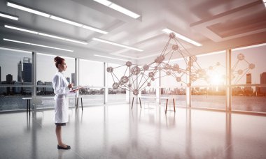 Beyaz hastane binası içinde ayakta iken sosyal ağ yapısını okuyan beyaz elbise emin kadın doktor yatay çekim. Medikal Sanayi konsepti