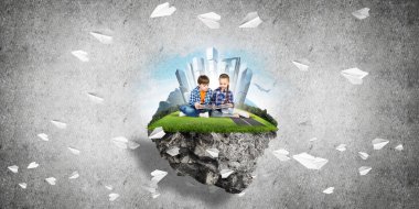 ECO konsepti yüzen ada ve üzerinde kitap oturan çocuklar.