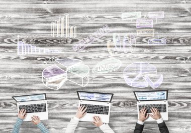 Masada oturan ve alet kullanan iş adamlarının en iyi görüntüsü.