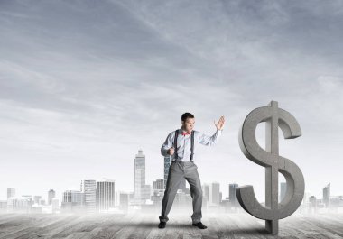 Öfkeli genç işadamı yumruklanmış dolar sembolüyle kaza yapacak.