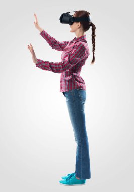 Modern ofis içinde sanal gerçeklik kaskı takan genç bir kadın. Karışık ortam