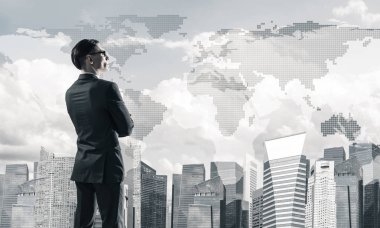 Göğüs uzakta seyir silah ile zarif genç işadamı geçti