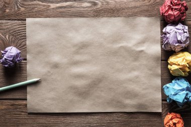 Paperballs ile ilham ve yaratıcılık kavramı. Metninizi yerleştirin