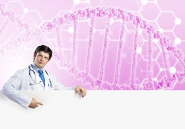 Genç, yakışıklı doktor elinde beyaz boş afiş tutuyor. Metninizi yerleştirin