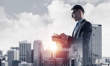 Ellerinde günlükle gözlerini kaçıran zarif iş adamının çift pozu.