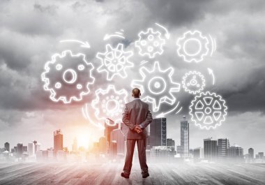 Modern şehre bakan ve vites düzeneği çizen işadamlarının arka planı