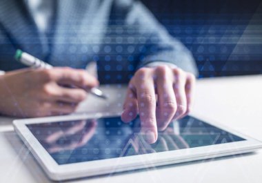 İş adamı tablet bilgisayarla ofiste çalışıyor