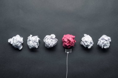 Buruşturulmuş kağıt topu ile ampul kroki çizim