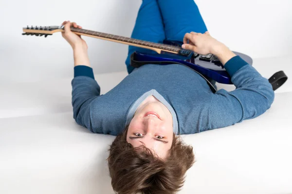 Jovem Feliz Deitado Sofá Com Guitarra Guitarrista Sorridente Relaxando Sofá — Fotografia de Stock