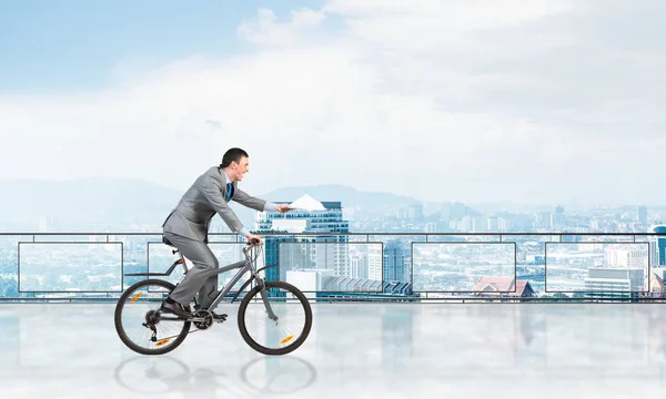 Uomo Affari Con Documenti Cartacei Mano Bicicletta Termine Presentazione Delle — Foto Stock