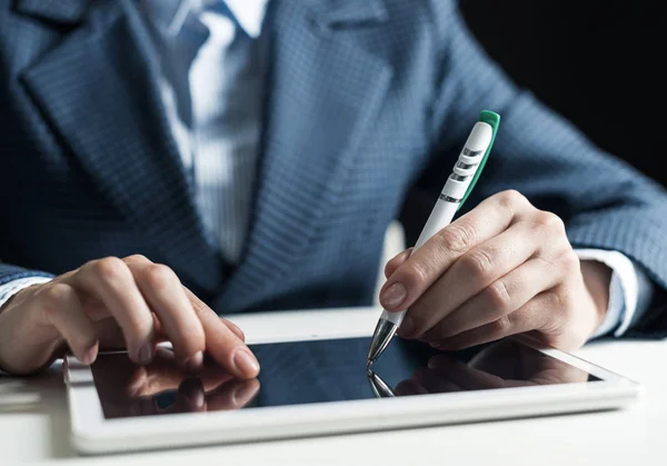 Homme en costume d'affaires à l'aide d'une tablette. — Photo