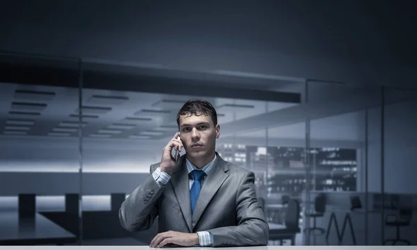 Junger Mann Telefoniert Und Schaut Die Kamera Geschäftsmann Sitzt Schreibtisch — Stockfoto