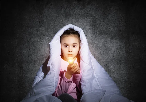 Battaniyenin Altında Feneri Saklanan Korkmuş Bir Kız Korkmuş Çocuk Evde — Stok fotoğraf