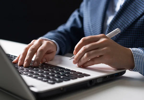 Bărbat în costum de afaceri stând la birou cu laptop — Fotografie, imagine de stoc