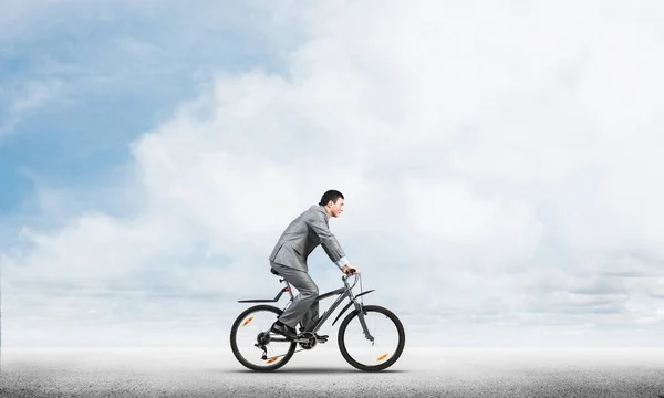 Empresario Viajando Trabajo Bicicleta Hombre Traje Negocios Montando Bicicleta Carretera — Foto de Stock