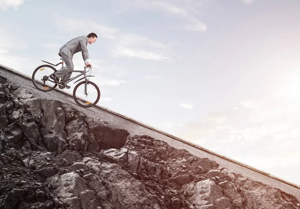 Uomo Affari Discesa Bicicletta Paesaggio Naturale Con Spazio Copia Uomo — Foto Stock