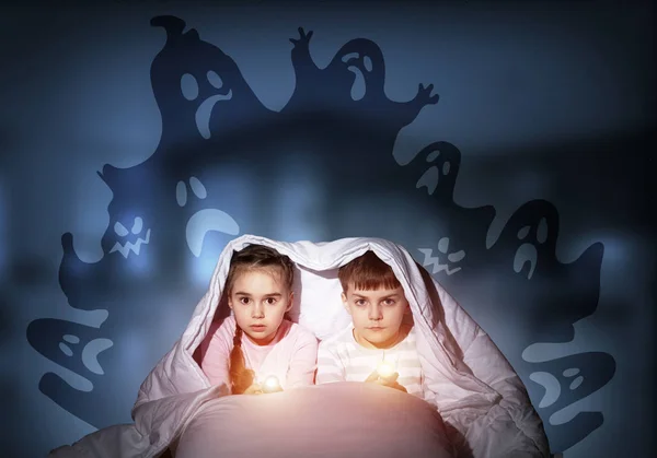 Niños Asustados Pijama Con Linternas Escondidas Debajo Manta Niños Asustados Fotos De Stock