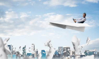 Çığlık atan pilot kağıt düzlemde oturuyor ve direksiyonu tutuyor. Havacı infographics ile düşen kağıt levhalar üzerinde mavi gökyüzünde kağıt uçak sürüş. Gökdelenler ve ofis binaları ile Cityscape