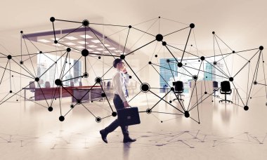 Modern ofis içi ve sosyal bağlantı kavramındaki zarif iş adamı. Karışık ortam