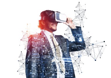 Gözlük takan ve sanal gerçekliği keşfeden bir iş adamı. Ayakta duran ve kulaklığa dokunan adam. Stüdyo fotoğrafçısı beyaz arka plana karşı resmi olarak giyinmiş. İş dünyasında siber teknoloji