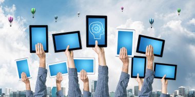 Tablet bilgisayarını boş mavi ekranla gösterme kuyruğunda adamın ellerini kapat