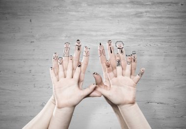 Aşkı ve mutluluğu temsil eden kadın ve erkeğin elleri