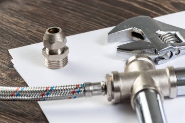 Boru hattı elementi ve ayarlanabilir anahtar