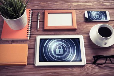 Web güvenlik ve teknoloji kavramı ahşap sekmesinde tablet pc ile