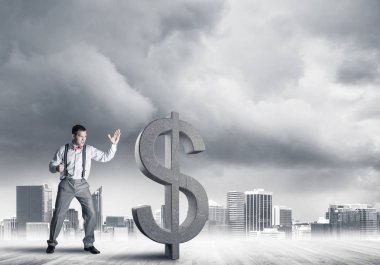 Öfkeli genç işadamı yumruklanmış dolar sembolüyle kaza yapacak.