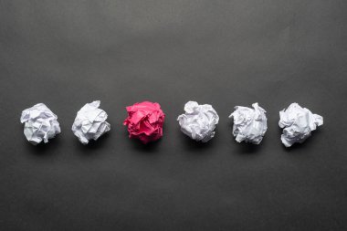 Beyaz toplar arasında buruşuk pembe kağıt top