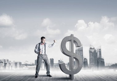 Öfkeli genç işadamı yumruklanmış dolar sembolüyle kaza yapacak.