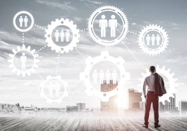 Modern şehir manzarası ve vites bağlantısı fikrine bakan işadamlarının arka planı