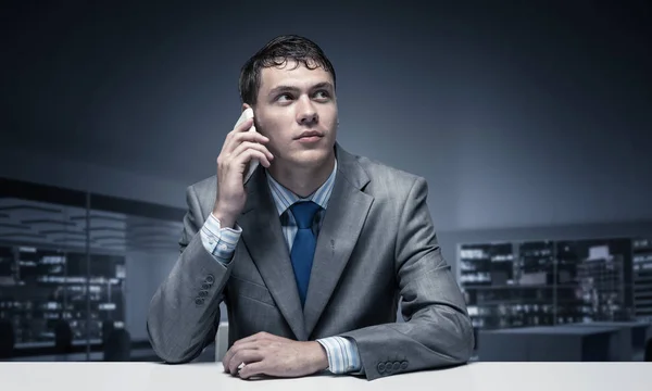 Junger Mann Telefoniert Konferenzraum Geschäftsmann Sitzt Schreibtisch Büroinnenraum Porträt Eines — Stockfoto