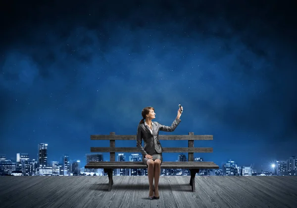 Mladá Žena Obleku Drží Smartphone Zdviženou Rukou Krásná Dívka Mobilním — Stock fotografie