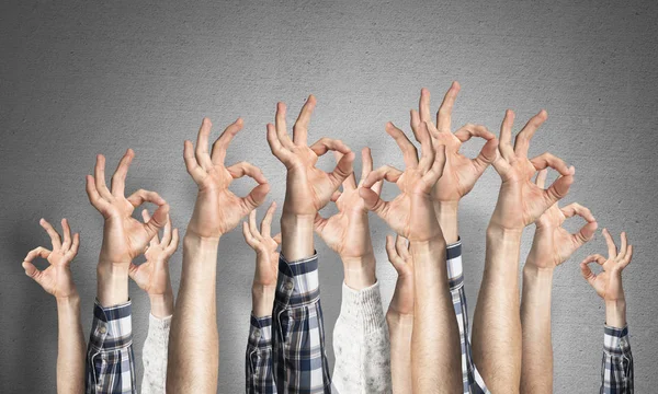 Fila Mãos Homem Mostrando Gesto Acordo Grupo Aprovação Sinais Mãos — Fotografia de Stock