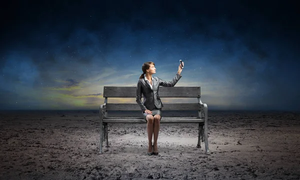 Mladá Žena Obleku Drží Smartphone Zdviženou Rukou Dívka Mobilním Telefonem — Stock fotografie