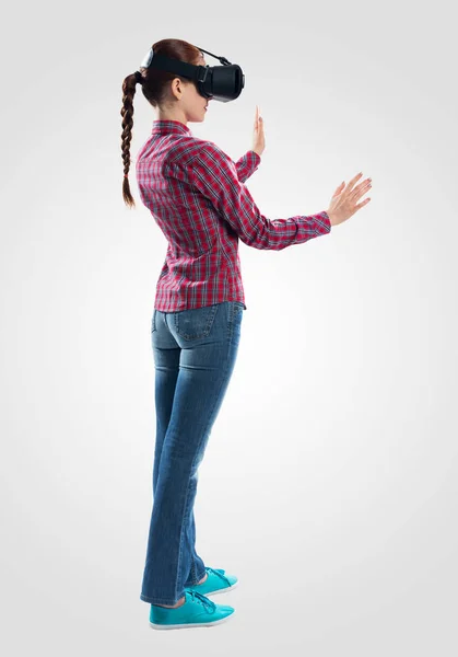 Jeune Femme Portant Des Lunettes Gestuelle Réalité Virtuelle Femme Debout — Photo