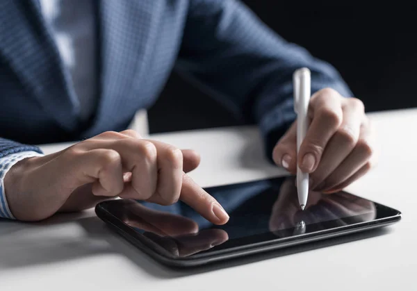 Hombre en traje de negocios usando tableta digital — Foto de Stock