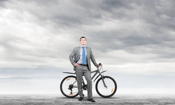Уверенный Успешный Человек Деловом Костюме Стоящий Велосипедом Бизнесмен Велосипедом Фоне — стоковое фото